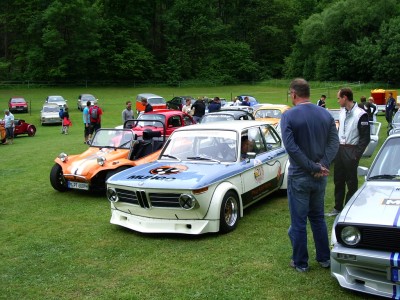 Parc Ferme mit Boxershop-Bulli im Hintergrund