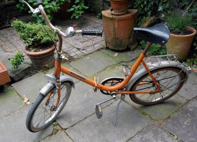 Klappfahrrad in ähnlicher Farbe, ähnliches Baujahr