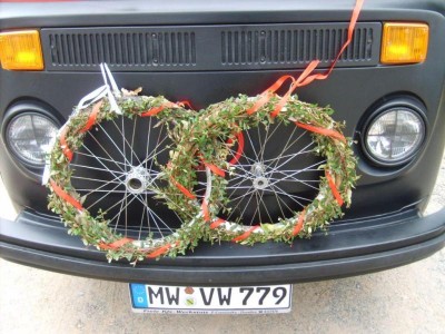 Deko am Hochzeitsbulli für zwei Fahrradbegeisterte....<br />Oder: Die Reste eines Klappfahrrades.