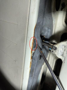 IMG_8038 (1).jpeg (279.56 KiB) 3597 mal betrachtet Das ist jetzt die Fahrerseite, wo die Klammer noch genauso da war