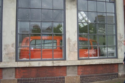Stand in Hamburg in ner Lagerhalle, war wohl Teil einer Ausstellung, vllt kennt der eine oder andere den &quot;krummen Bus&quot;