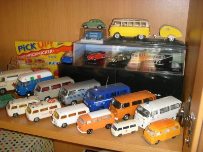 hintere Reihe v. r.: 2x Minichamps, GAMA (THW), 3x PremiumCassicx<br />vordere Reihe v.r.: Matchbox (alt) , Wiking, Matchbox (neu), 3x SIKU wobei der extrem bespielte Malteser ganz links MEIN Spielzeug war und wohl den Grundstein legte!!!