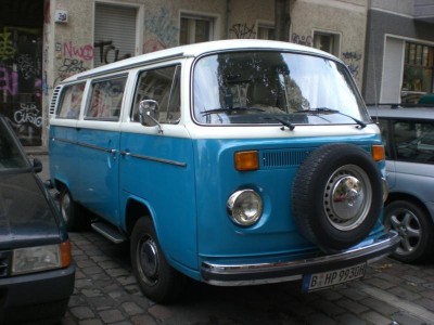 Friedrichshain: netter L mit Clipperfreaks Kennzeichenhalter, also woher is der wohl?!