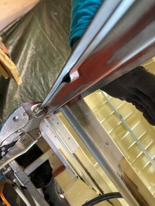 fixierter Mittelschweller mit Ausprägungen im Innenschweller; der Aussenschweller hat dann ebenfalls di gleichen Ausprägungen an der selben Stelle.