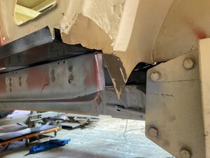 Übergang Innenschweller zu Radhaus (hier müsste auch iwo eine Bohrung mit Blindstopfen sein)