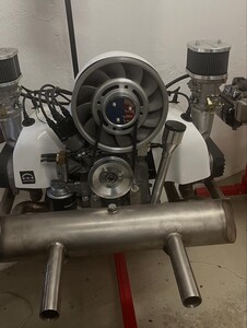 So soll der Motor fertig aussehen. Porsche Gebläse wird schwarz und Auspuff natürlich für den Bus