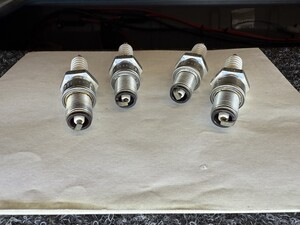 Zündkerzen Zylinder 4 / 3 / 1 / 2 (von links nach rechts)