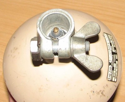 IMG_6256.JPG (206.99 KiB) 1867 mal betrachtet So sieht der Anschluss aus. Ich hoffe man kann es gut genug erkennen.Der Stecker erinnert mich ein wenig an die alten, kleineren Autostecker...