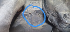 Wie komme ich an die Schraubenköpfe dran?