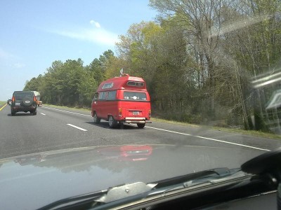 Aus dem April diesen Jahres noch, das war aufm Weg nach Charlotte (North Carolina) - der hat echt für dafür gesorgt das es stockend lief aufm Highway, er brannte mit ohrenbetäubendem Lärm mit ca. 55 mls da lang und der Rest inkl. LKW donnerte mit 75 mls vorbei. Bis dann jeder LKW überholt hatte dauerte es ne Weile...