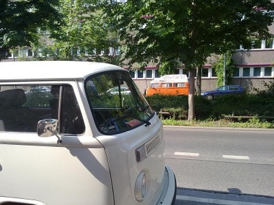 Gestern vor der Haustür, der steht öfter im Kiez. Das kleinste Hochdach gepaart mit strammen 50 PS - das muß wahre Entschleunigung sein ;o)