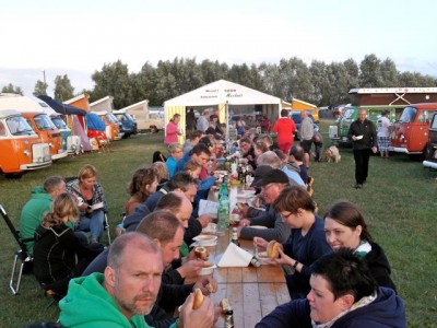 Massenspeisung an der langen Tafel...