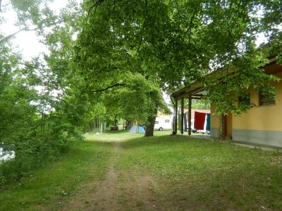 Blick mainabwärts Richtung Biergarten, rechts die Sanitärraume