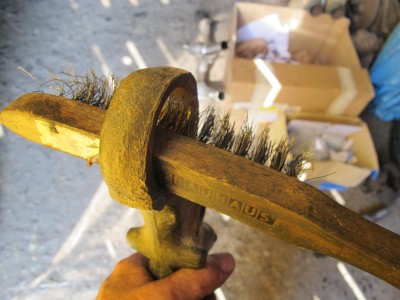 IMG_5186.jpg (246.29 KiB) 14564 mal betrachtet Den Rost im Auge kann man mit der Drahtbürste entfernen, Restrost bleibt aber immer zurück.