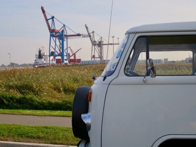 warten auf die Fähre am Hafen von Brake  (Wesermarsch)