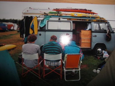 das ist von keinem VW Treffen, damals war das so auf den Campingplätzen (im Hintergrund 2 weitere T2)