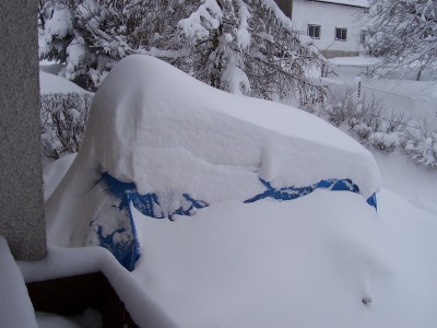 Schneehöhe vor Abschaufeln des Hausdaches!