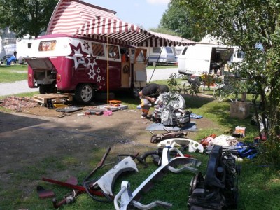 Motorwechsel auf dem Campingplatz beim Forumstreffen des vwbusforums.ch